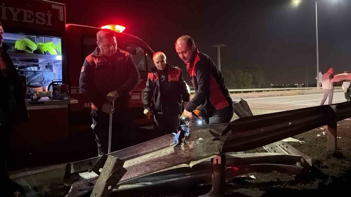 Iğdır Otogar Bölgesinde Çimento Yüklü Tır Devrildi, Sürücü Yaralandı